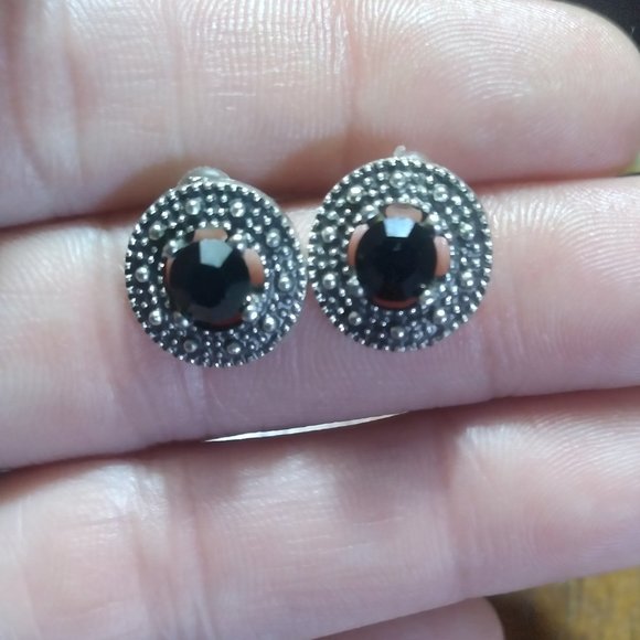 Medium Round Earrings - Picture 4 of 4